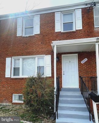 Exterior, Facade, Brick Facade, Rowhouse