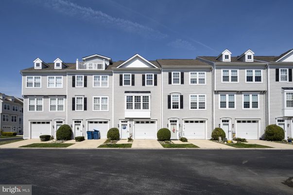 Attached, Exterior, Facade, Rowhouse
