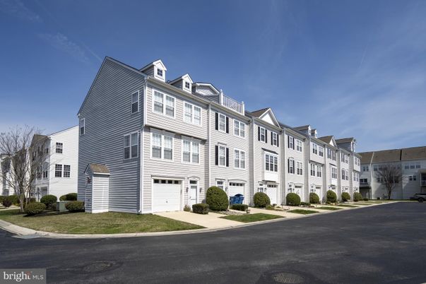 Attached, Exterior, Facade, Rowhouse
