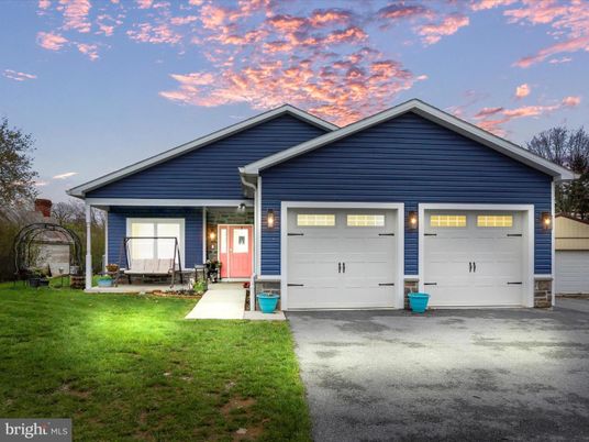 Attached, Exterior, Facade, American Craftsman