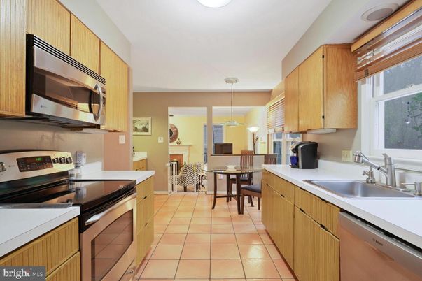 Dining room, Interior, Kitchen, Pendant Lights, Stainless Steel Appliances