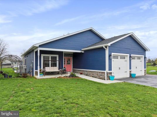 Attached, Backyard, Exterior, Facade, American Craftsman