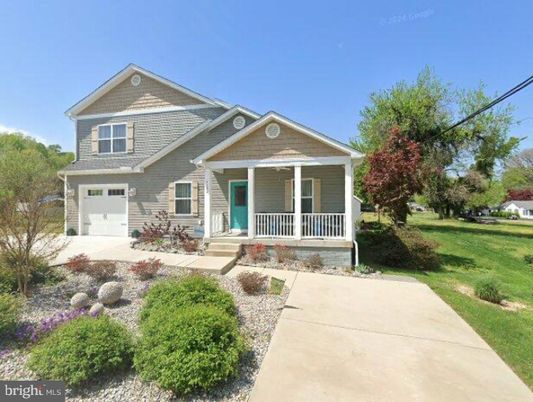 Attached, Exterior, Facade, American Craftsman