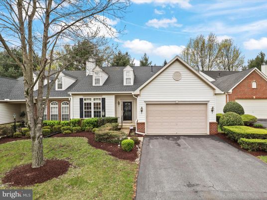 Attached, Exterior, Facade, Ranch