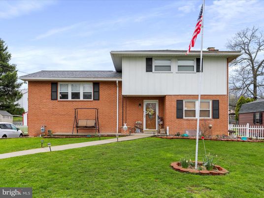 Exterior, Facade, Brick Facade, Split Level