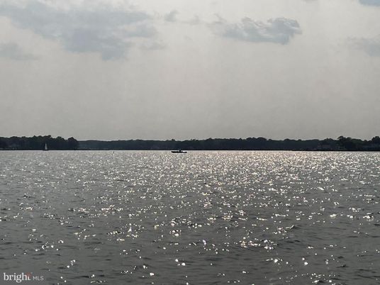 Exterior, Lake