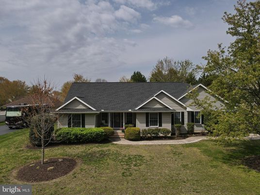 Exterior, Facade, Ranch