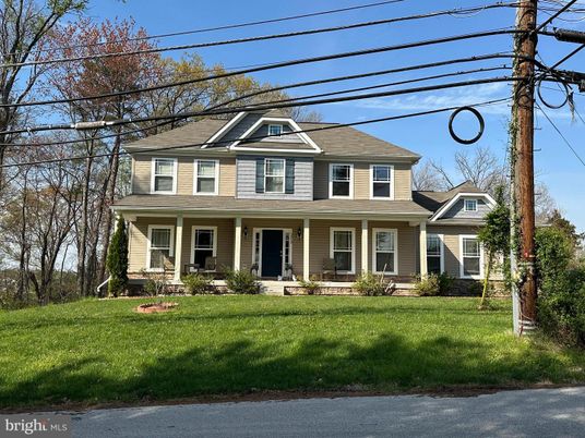 Exterior, Facade, American Foursquare