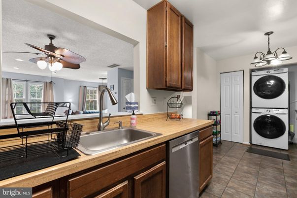 Chandelier, Dining room, Interior, Kitchen, Washer