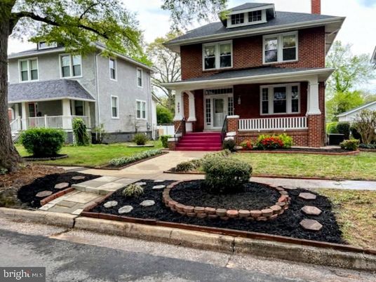 Exterior, Facade, American Foursquare