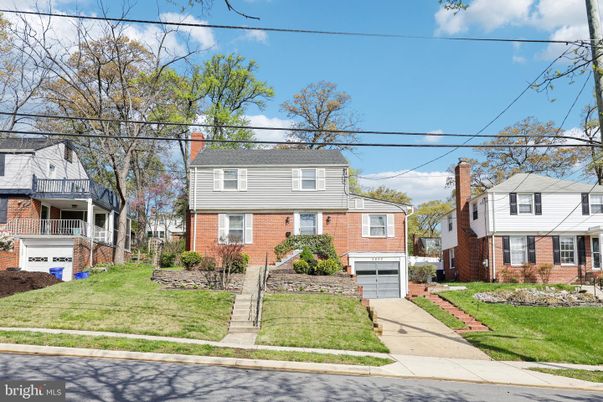 Attached, Exterior, Facade, Brick Facade, Georgian