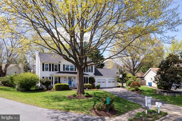 Attached, Exterior, Facade, Queen Anne Victorian
