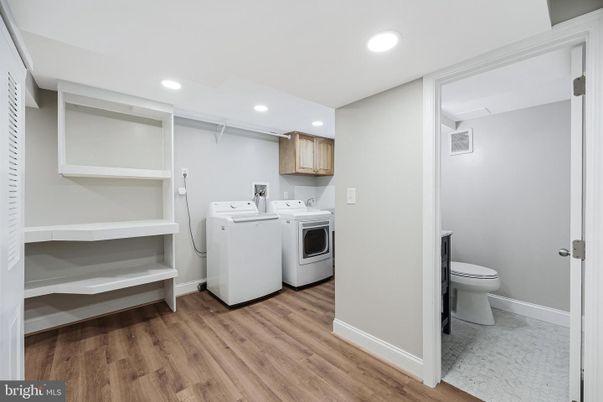 Interior, Recessed Lighting, Washer, Wood Texture Flooring