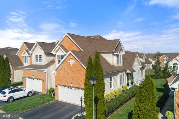 Attached, Exterior, Facade, Cape Cod