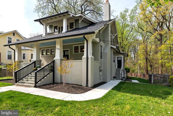 Exterior, Facade, American Foursquare