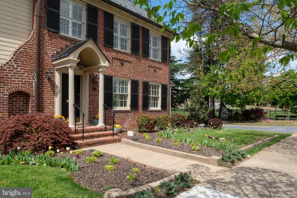Exterior, Facade, Brick Facade, Georgian