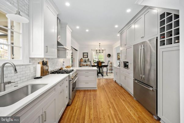 Chandelier, Dining room, Interior, Kitchen, Pendant Lights, Recessed Lighting, Stainless Steel Appliances, Wood Texture Flooring