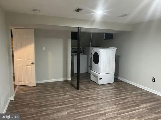Interior, Recessed Lighting, Washer, Wood Texture Flooring