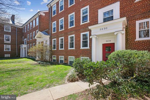Exterior, Facade, Brick Facade, Georgian