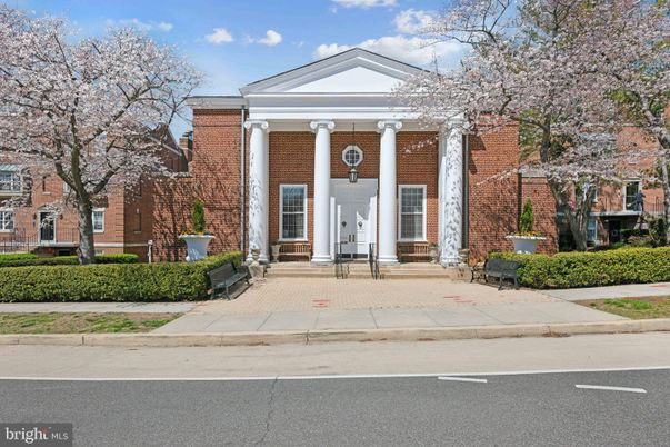 Exterior, Facade, Brick Facade, Georgian
