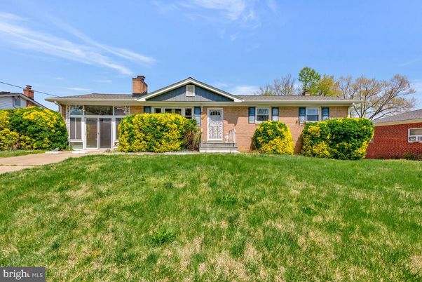 Backyard, Exterior, Facade, Brick Facade, Ranch