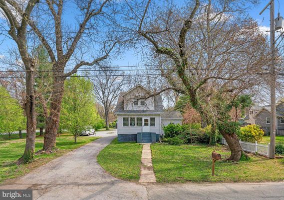 Attached, Exterior, Facade, Cape Cod