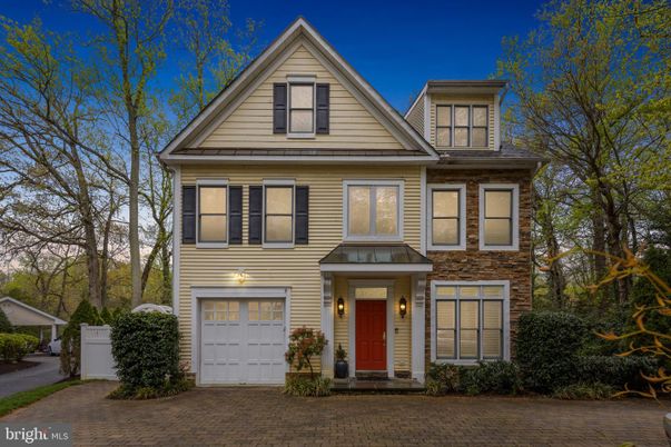 Attached, Exterior, Facade, Queen Anne Victorian
