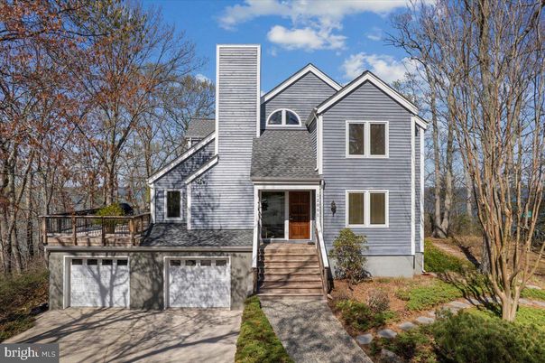 Attached, Exterior, Facade, Queen Anne Victorian