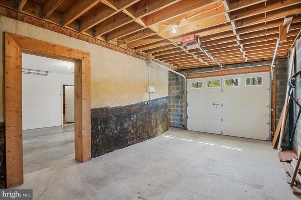 Garage, Interior, Wooden Beams