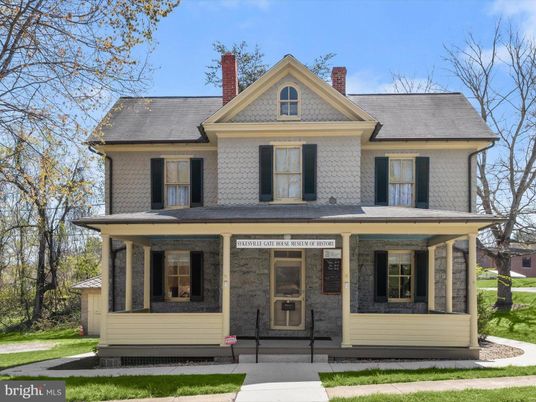 Exterior, Facade, Queen Anne Victorian