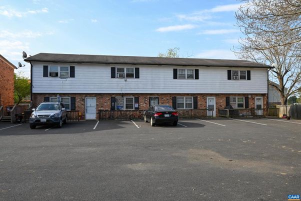 Attached, Exterior, Facade, Brick Facade, Raised Ranch