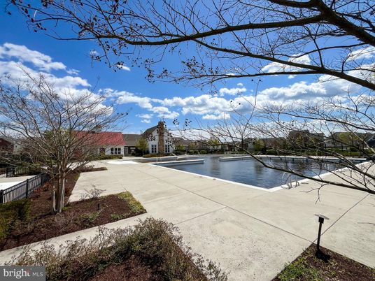 Exterior, Lake