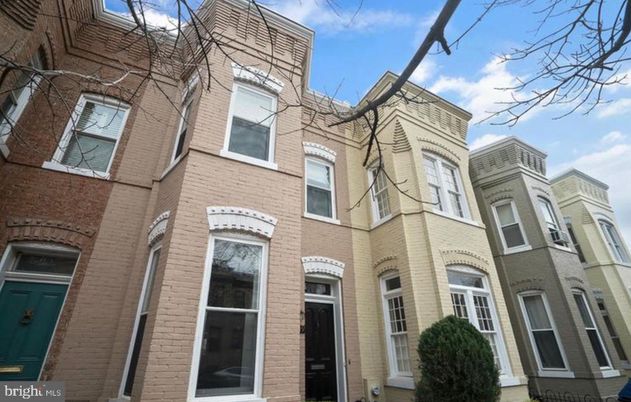 Exterior, Facade, Brick Facade, Rowhouse