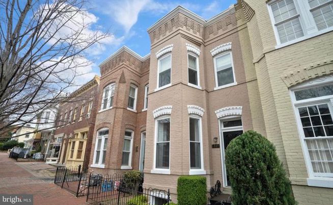 Exterior, Facade, Brick Facade, Rowhouse