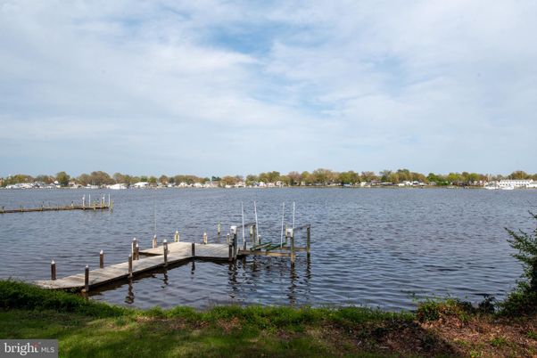 Exterior, Lake