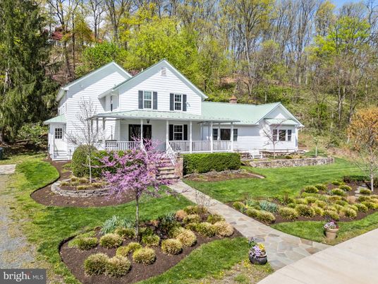 Backyard, Exterior, Facade, Farmhouse