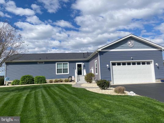 Attached, Exterior, Facade, Ranch