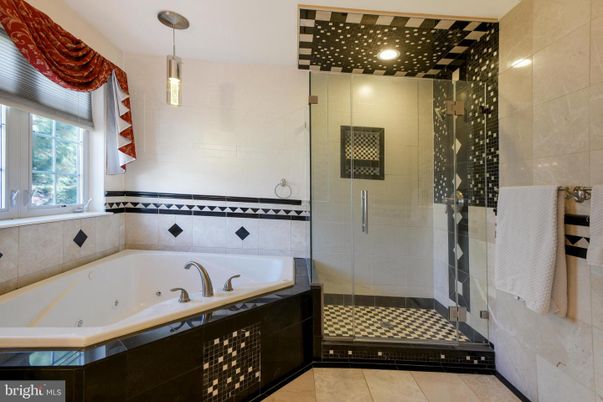 Bathroom, Glass Shower, Interior, Pendant Lights, Recessed Lighting