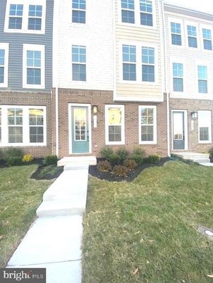 Exterior, Facade, Brick Facade, Rowhouse