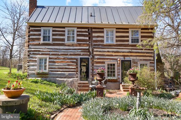 Exterior, Facade, Log Home