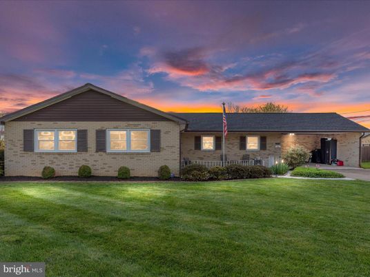 Backyard, Exterior, Facade, Brick Facade, Ranch