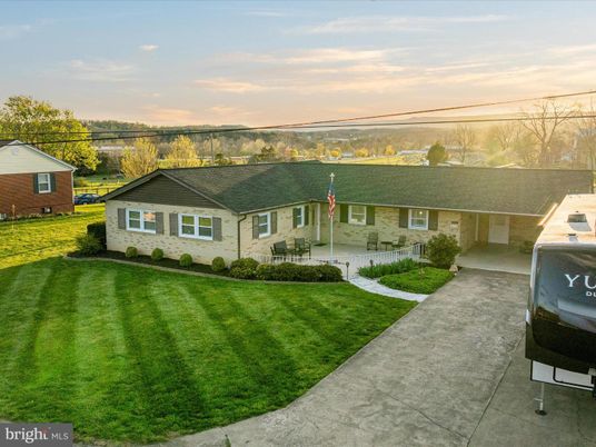 Backyard, Exterior, Facade, Ranch