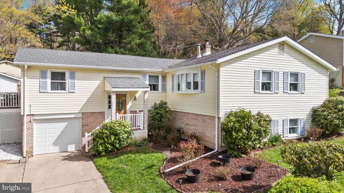 Attached, Exterior, Facade, Brick Facade, Raised Ranch