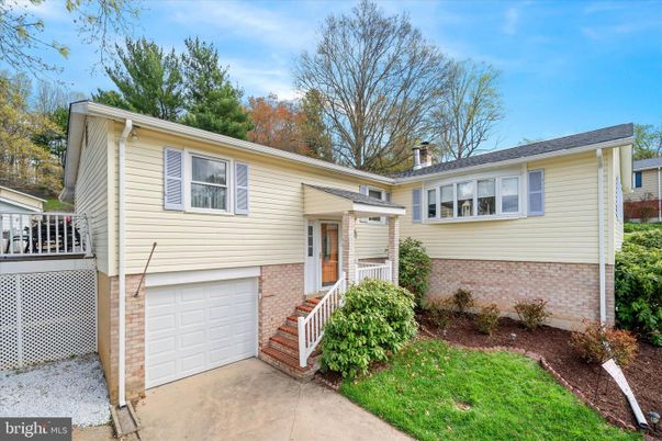 Attached, Exterior, Facade, Brick Facade, Raised Ranch