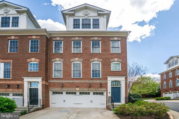 Attached, Exterior, Facade, Brick Facade, Georgian