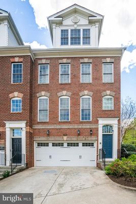 Attached, Exterior, Facade, Brick Facade, Georgian