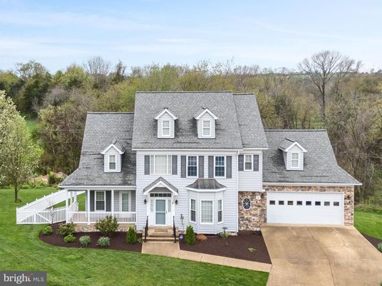Attached, Exterior, Facade, Cape Cod