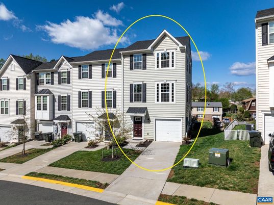 Attached, Exterior, Facade, Rowhouse