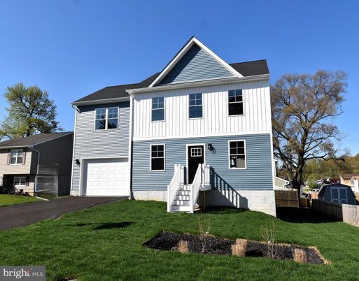 Attached, Exterior, Facade, Farmhouse