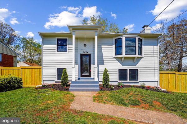 Exterior, Facade, Raised Ranch